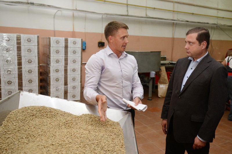 Губернатор Смоленской области Алексей Островский ознакомился с работой уникального предприятия по производству кофе