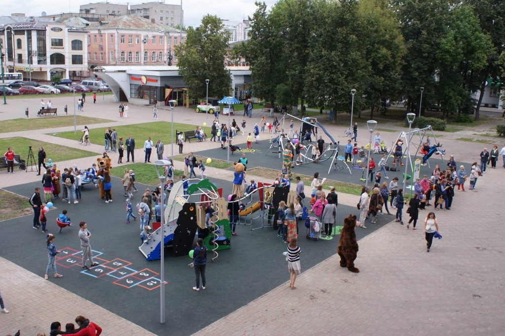 По инициативе главы региона Дмитрия Миронова на площади Юности в Ярославле открыт современный детский городок