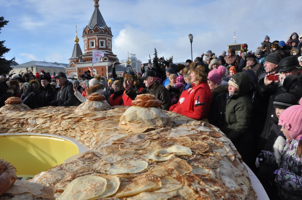 В последний день масленичной недели в Ярославле изготовили самый большой блинный пирог в России