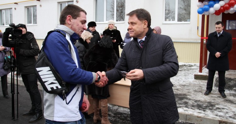 Губернатор Тульской области Владимир Груздев вручил ключи новоселам в г. Донской Тульской области