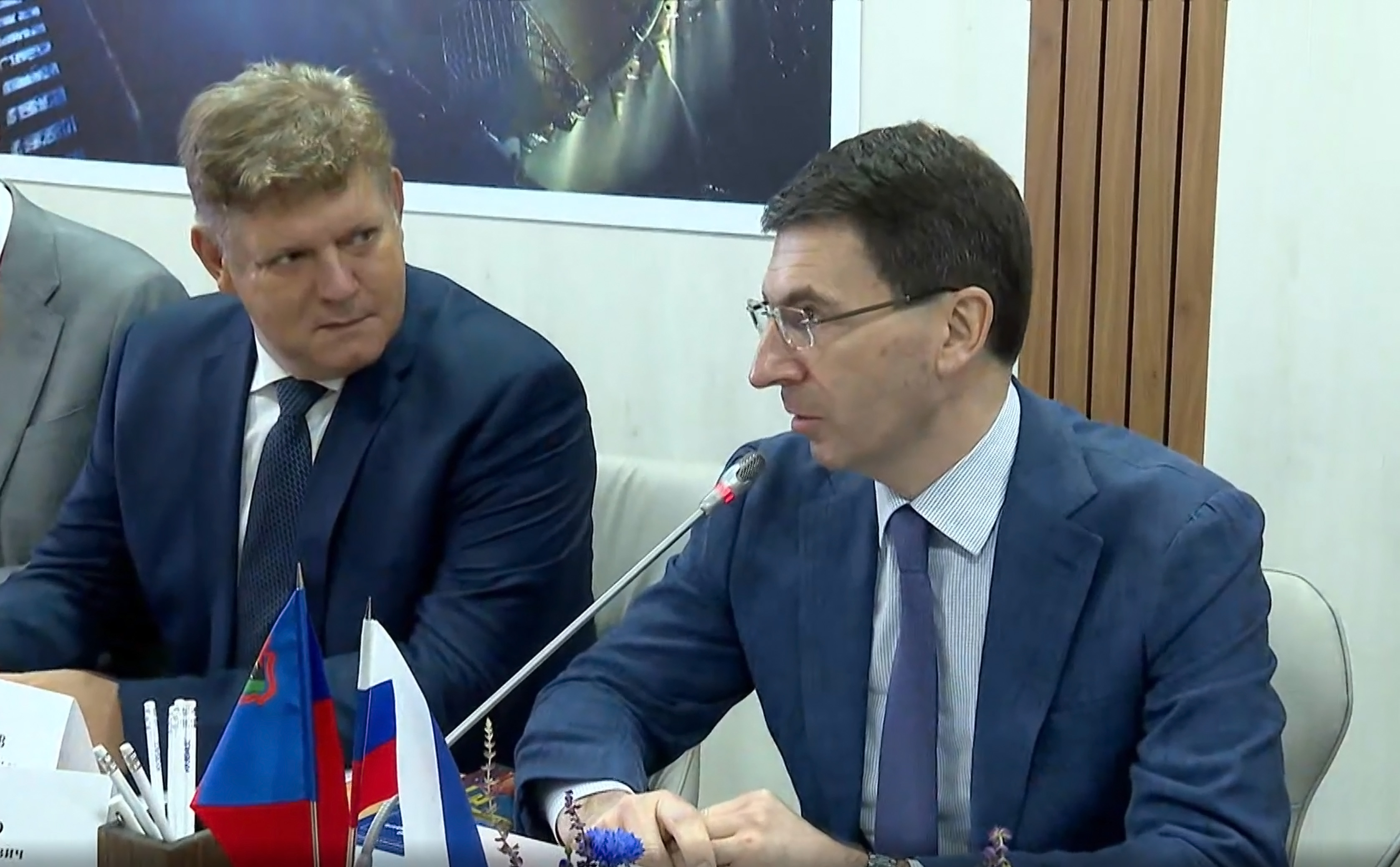 19 июня 2025 года. Санкт-Петербург, ПМЭФ. Рабочая И.Щёголева с полномочным представителем Президента РФ в Сибирском федеральном округе А.Серышевым и главами регионов округа. Фото: пресс-служба правительства Алтайского края