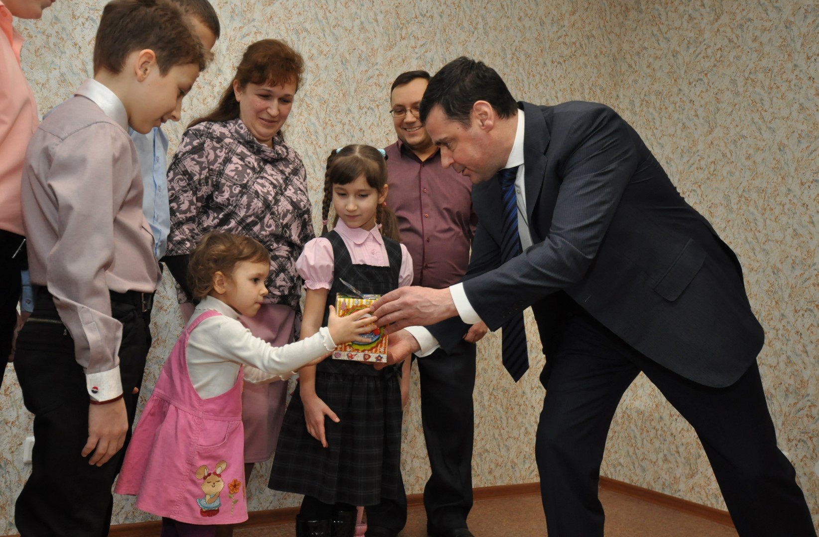 Дмитрий Миронов поздравил многодетную ярославскую семью с новосельем