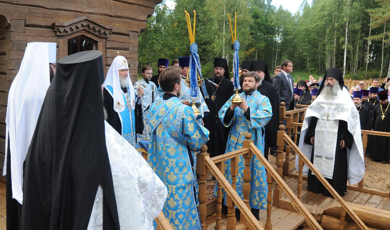 Святейший Патриарх Кирилл освятил исток Днепра
