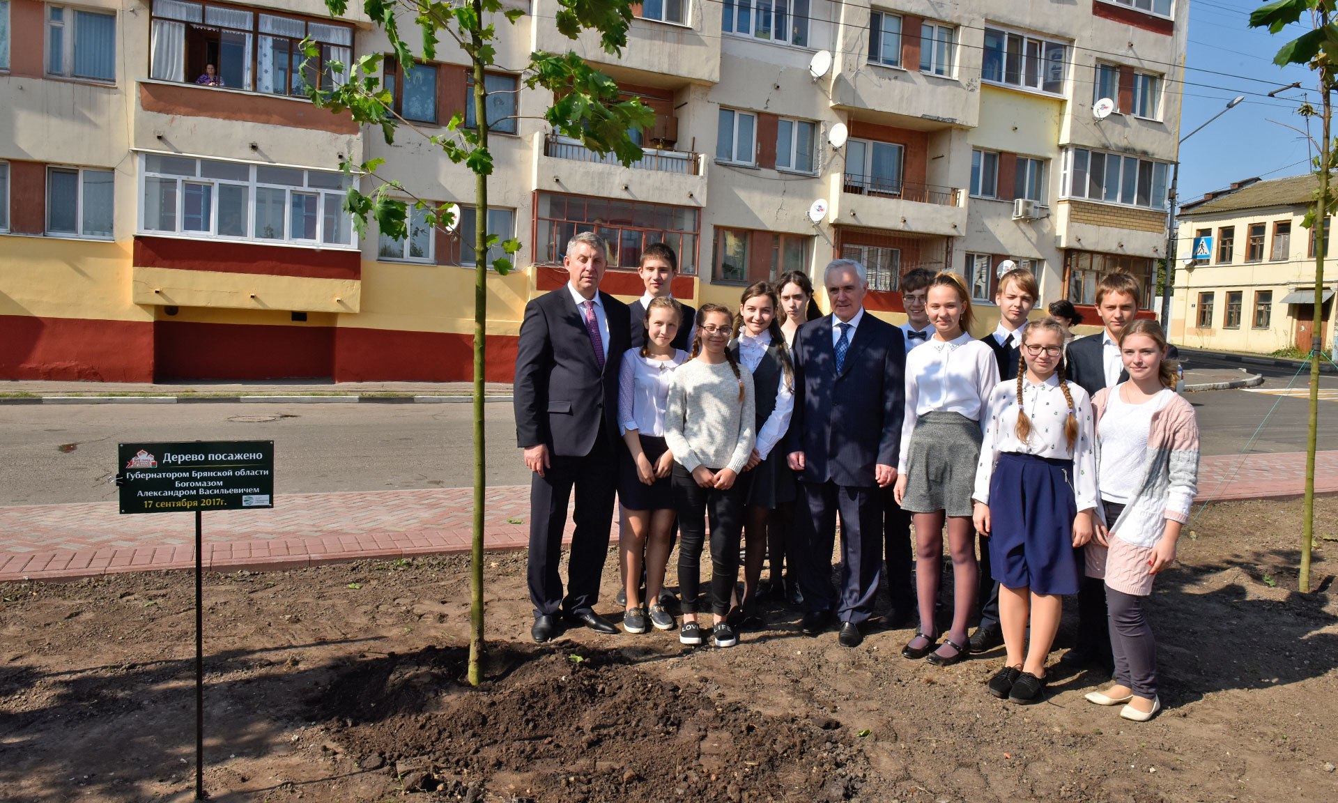 Почетные гости праздника высадили деревья в Семеновском сквере