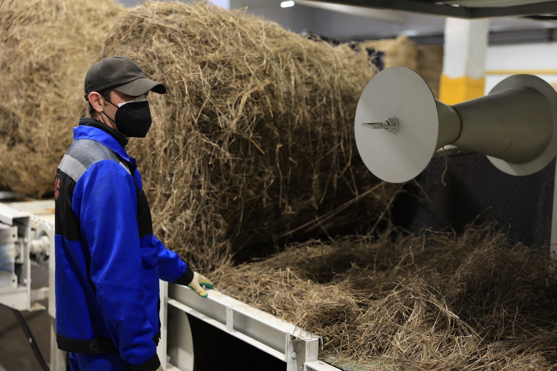 Смоленская область, Починковский округ. Предприятие по переработке льна. Фото: страница во «ВКонтакте» губернатора Смоленской области В.Анохина