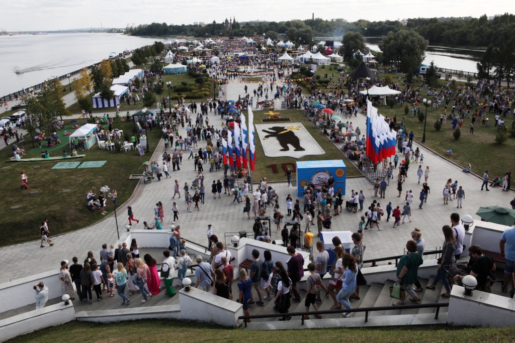 Третий городской пикник «Пир на Волге» собрал на Стрелке в Ярославле 55 тысяч человек