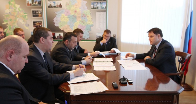 Владимир Груздев провел совещание по ремонту дорог в регионе
