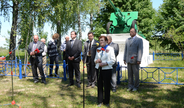 Делегация МГУ почтила память погибших на Ельнинской земле ополченцев – студентов, аспирантов, сотрудников университета