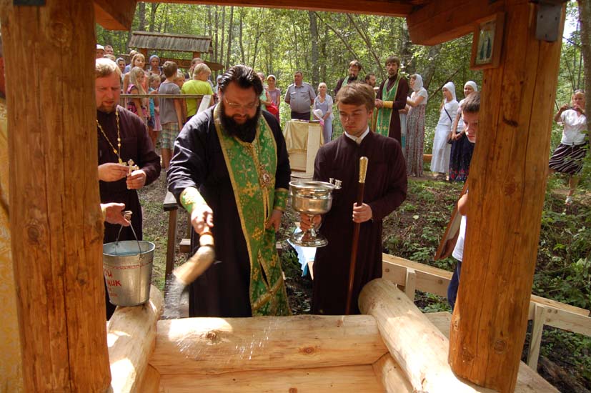 В деревне Боровики  Смоленской области прошло открытие обновленного святого источника Серафима Саровского