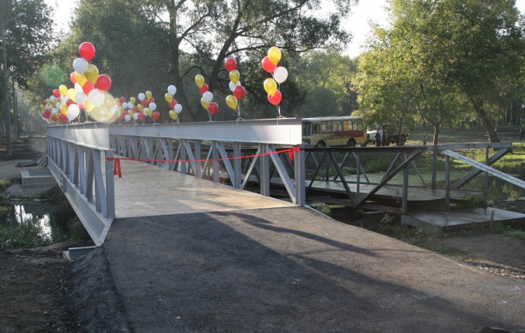 В Баташевском саду открылся пешеходный мост