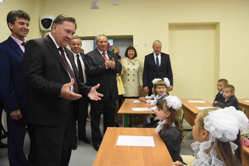 Обновленная, современная школа № 1 в п. Кшенский приняла учеников