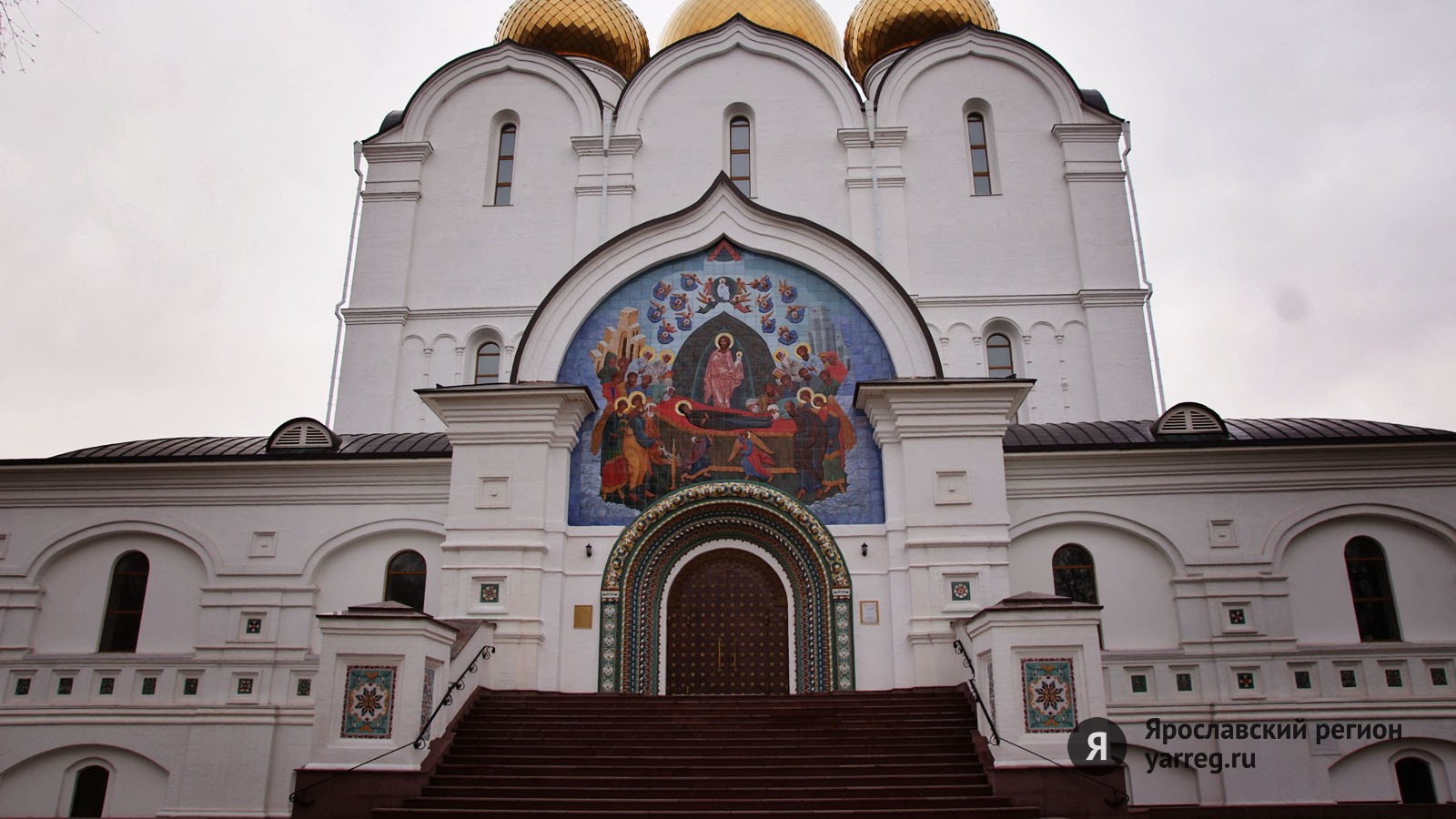 На фасад Успенского собора в Ярославле установили самую большую в мире изразцовую икону