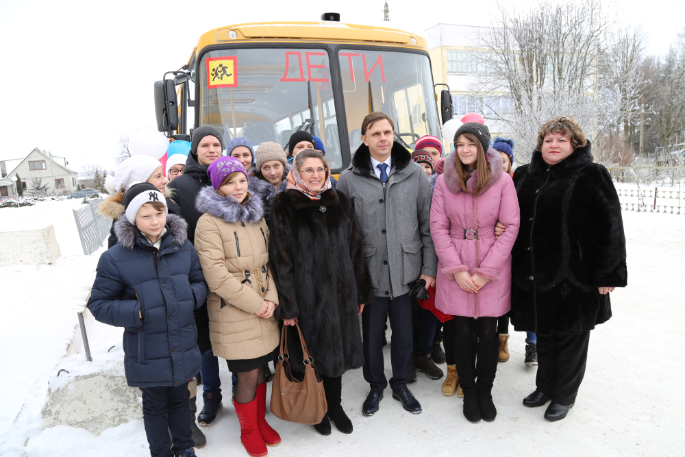 Муравльская средняя общеобразовательная школа Троснянского района получила новый школьный автобус