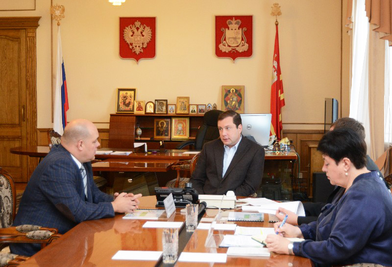 Губернатор Алексей Островский провел совещание по вопросу строительства нового тепличного комплекса