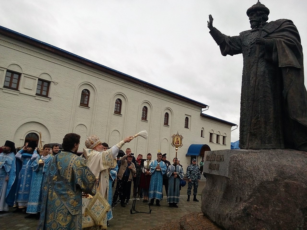 Памятник Великому князю Ивану III открыли у места Великого стояния на реке Угре