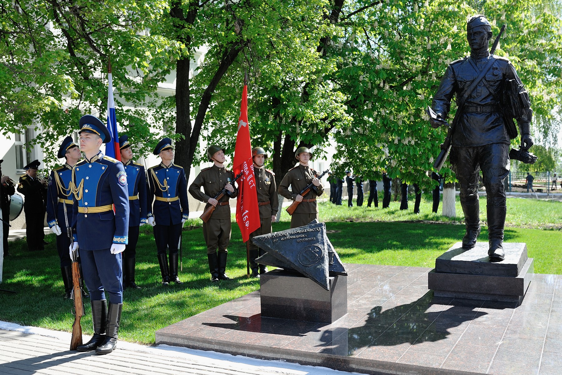 Памятник фронтовому почтальону в Воронеже