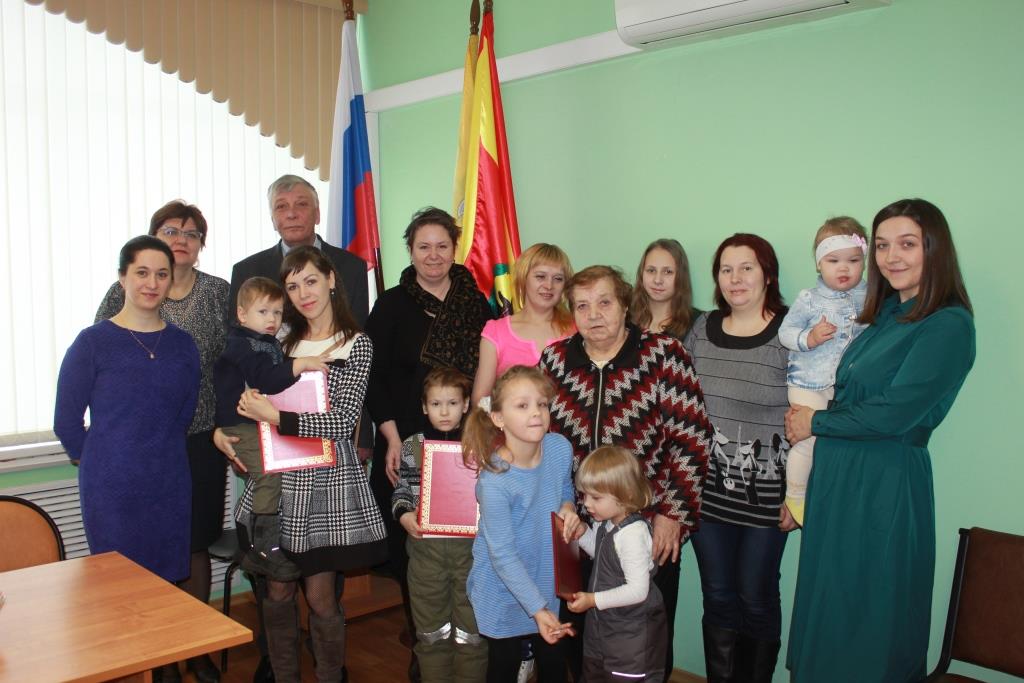 Пять многодетных семей бесплатно получили в собственность земельные участки в Большесельском районе Ярославской области