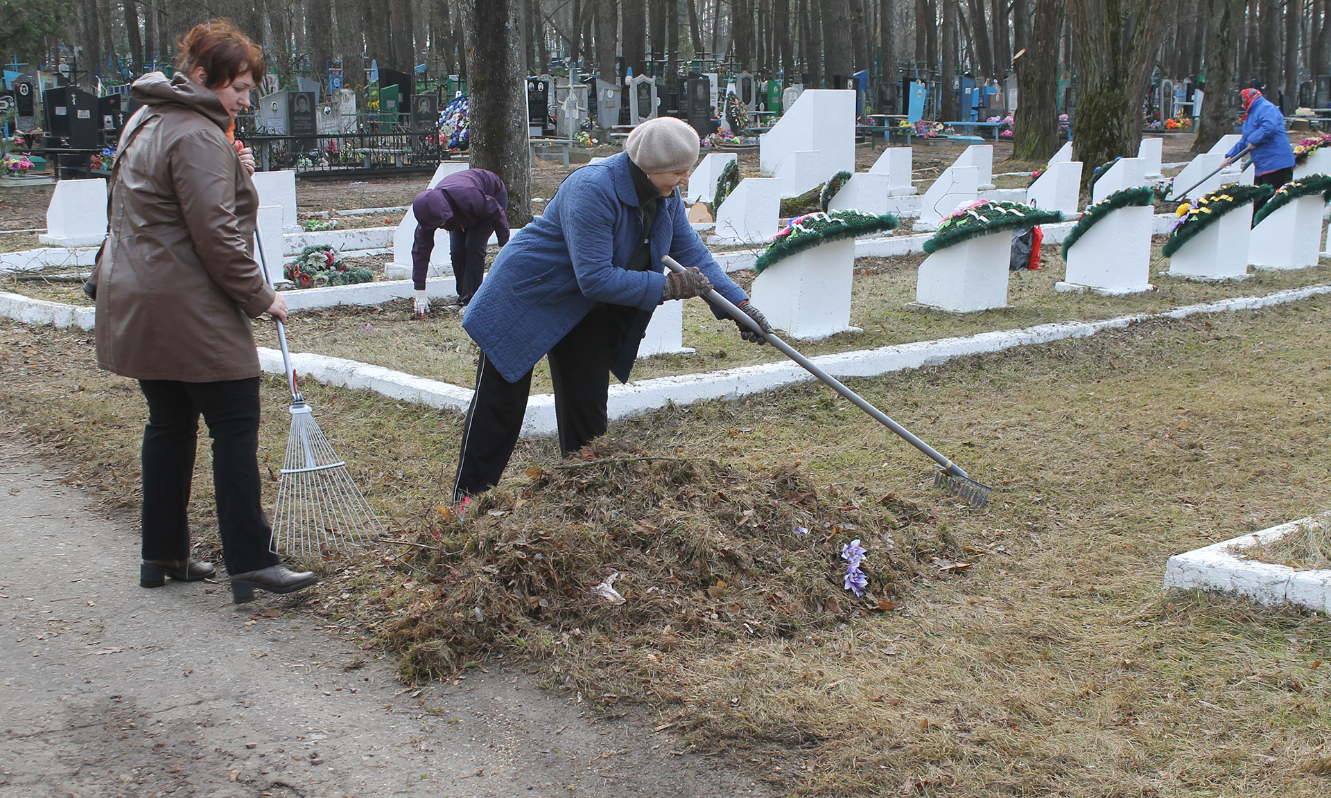 В Брянской области всем миром приводят в порядок кладбища и воинские захоронения
