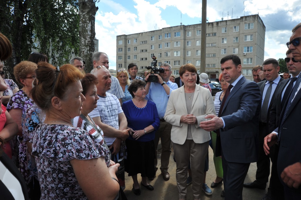 Врио губернатора Ярославской области  Дмитрий Миронов поздравил жителей Песочного, переехавших в новый дом из аварийного жилья