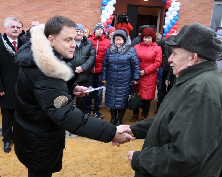 Губернатор Тульской области Владимир Груздев вручил жителям Киреевска ключи от новых квартир