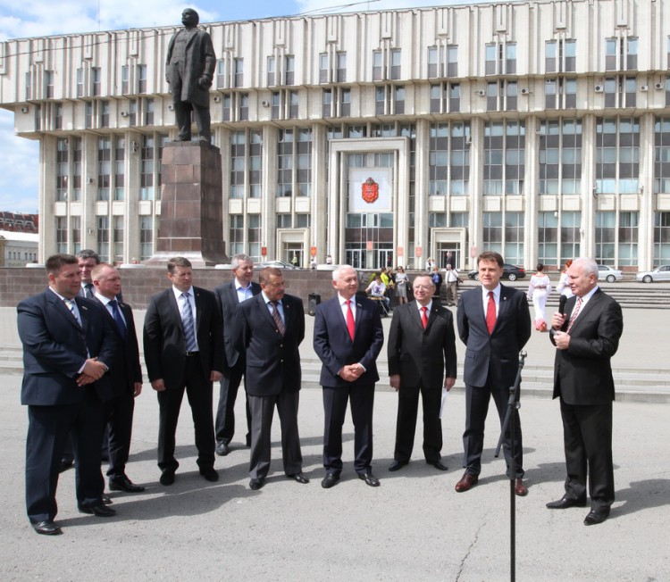Владимир Груздев принял участие в церемонии передачи спецтехники городу-побратиму Керчь