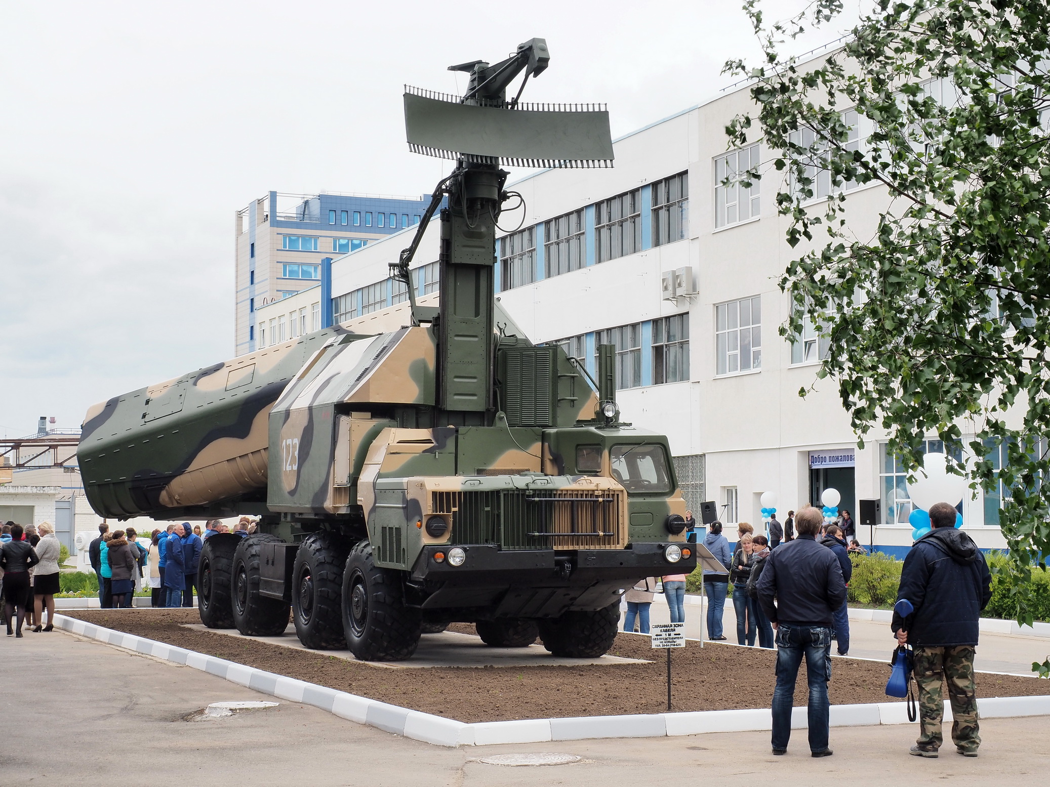 На Калужском заводе открыли уникальный памятник самоходной ракетной установке
