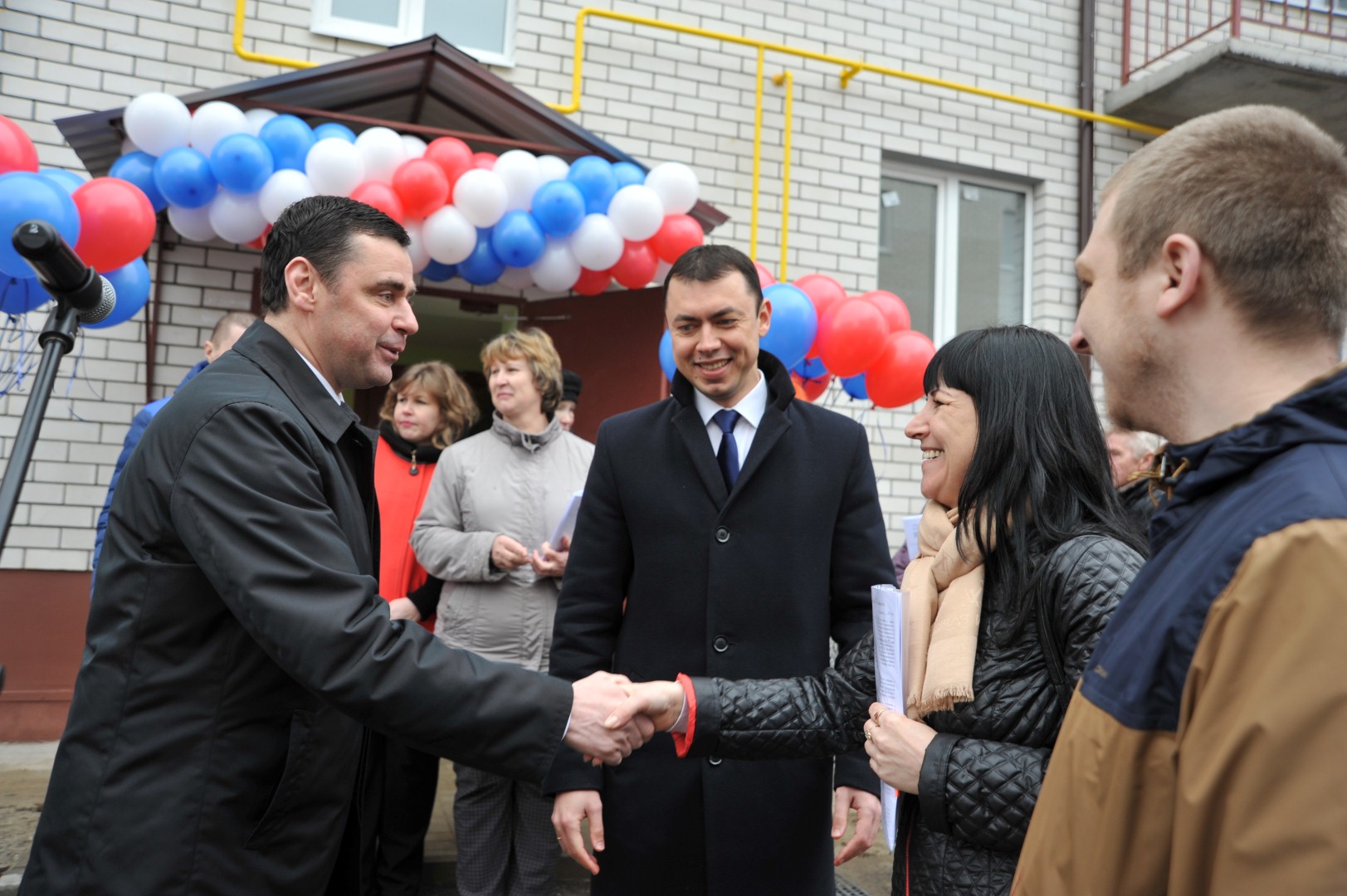 Дмитрий Миронов вручил ключи от новых квартир переселенцам из аварийного жилья